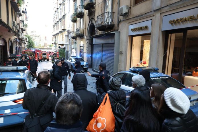 Napoli, Incendio al Teatro Sannazaro in via Chiaia, cupola è andata in fiamme