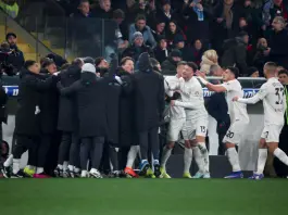 Napoli, tre punti d’oro a Genova in 10 contro 11: decide Hojlund su rigore al 95′