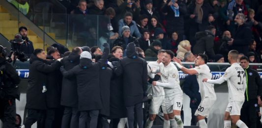 Napoli, tre punti d’oro a Genova in 10 contro 11: decide Hojlund su rigore al 95′