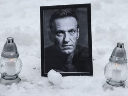 I cittadini russi ricordano Navalny mentre Mosca nega le accuse di avvelenamento