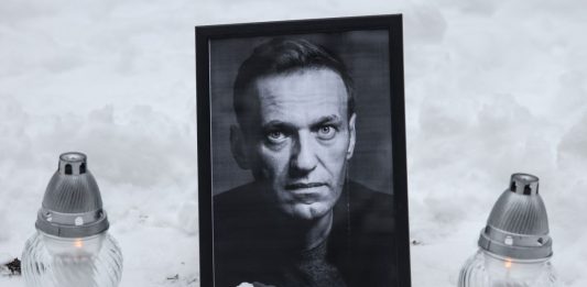 I cittadini russi ricordano Navalny mentre Mosca nega le accuse di avvelenamento