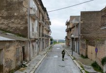 Frana di Niscemi, crolla la croce simbolo della resistenza. Il sindaco “Il nostro cuore è più pesante”