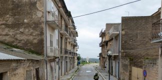 Frana di Niscemi, crolla la croce simbolo della resistenza. Il sindaco “Il nostro cuore è più pesante”