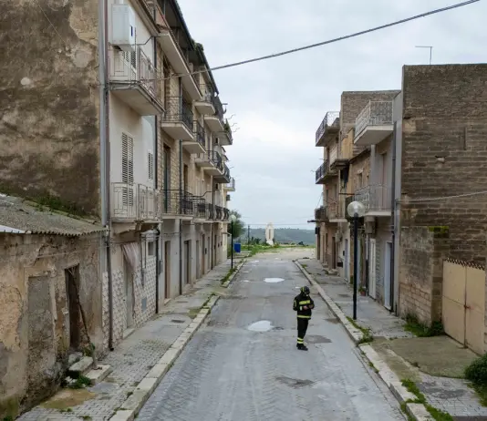 Frana di Niscemi, crolla la croce simbolo della resistenza. Il sindaco “Il nostro cuore è più pesante”
