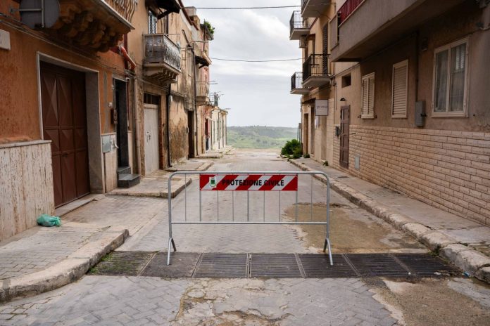 Maltempo: Niscemi, strade e case collassate per l' enorme frana, gli sfollati hanno trovato accoglienza anche nel palazzetto dello sport