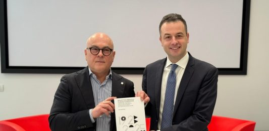 Consegnati alla Vez 98 volumi raccolti per il Padiglione Venezia