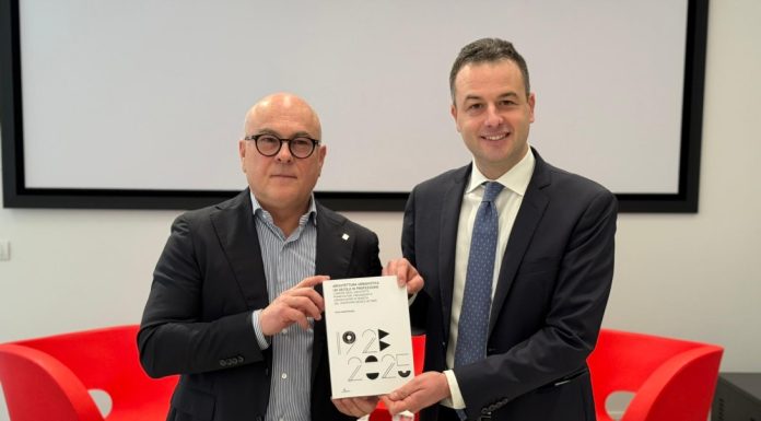 Consegnati alla Vez 98 volumi raccolti per il Padiglione Venezia