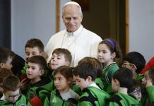 Il Papa visita una parrocchia a Ostia “Le nubi oscurano il mondo, continuiamo a chiedere la pace”