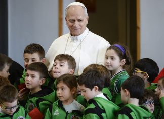 Il Papa visita una parrocchia a Ostia “Le nubi oscurano il mondo, continuiamo a chiedere la pace”