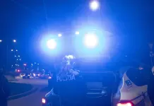 Milano, ruba la pistola a un vigilante e spara contro la polizia che reagisce: aggressore ferito gravemente