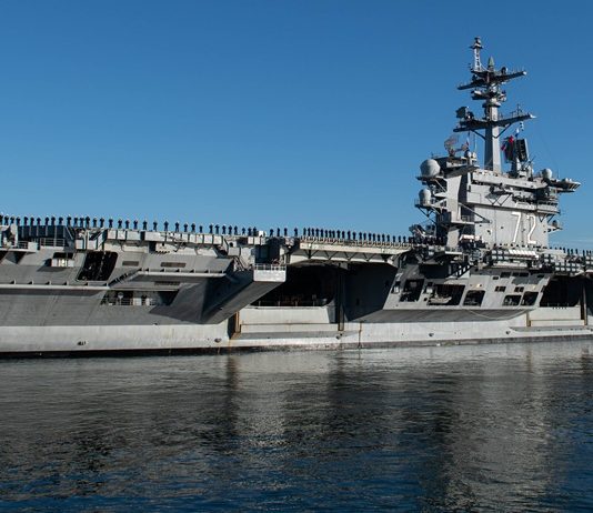 L’Iran deride Trump e minaccia gli Usa “Colpiremo la portaerei Lincoln appena entrerà nel raggio dei nostri missili”