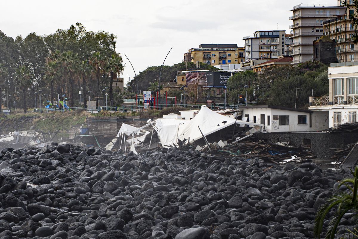 Ciclone Harry, dalla Regione stop per il 2026 al pagamento dei canoni demaniali marittimi