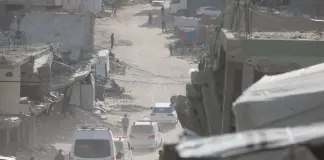 Gaza, il secondo gruppo di palestinesi rientra attraverso il valico di Rafah. Media “Negato ingresso ad altri 30”