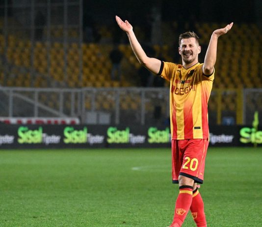 Lecce, tre punti pesanti a Cagliari: Gandelman e Ramadani firmano il 2-0 per i giallorossi