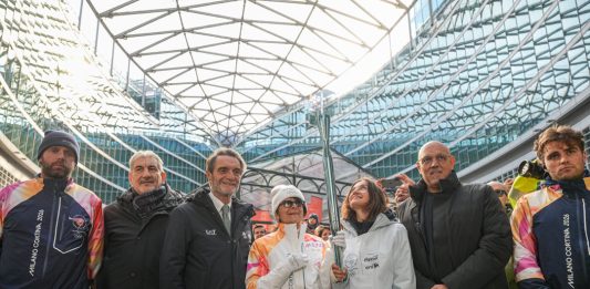 Fiamma olimpica nella piazza della Regione Lombardia, Fontana “Entusiasmo eccezionale”