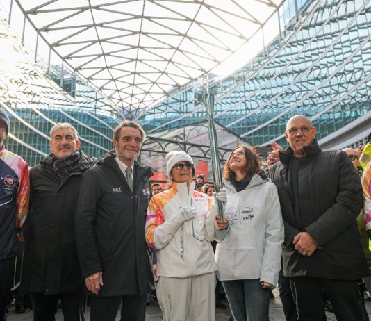Fiamma olimpica nella piazza della Regione Lombardia, Fontana “Entusiasmo eccezionale”