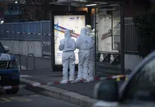 Milano, ruba la pistola a un vigilante e spara contro la polizia che reagisce: aggressore ferito gravemente