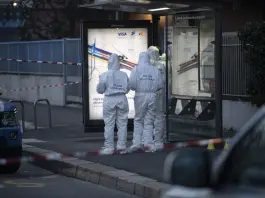 Milano, ruba la pistola a un vigilante e spara contro la polizia che reagisce: aggressore ferito gravemente