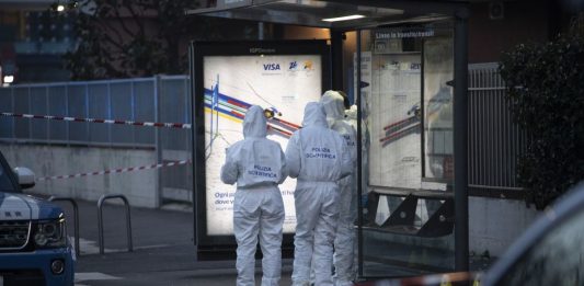 Milano, ruba la pistola a un vigilante e spara contro la polizia che reagisce: aggressore ferito gravemente