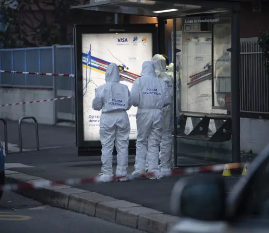 Milano, ruba la pistola a un vigilante e spara contro la polizia che reagisce: aggressore ferito gravemente