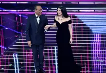 Sanremo 2026 al via con un omaggio a Pippo Baudo, Laura Pausini “Grazie per questo sogno”. Parte la gara degli artisti / Foto