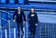Sanremo 2026, al via la serata delle cover e dei duetti. Bianca Balti torna all’Ariston, Siani ospite a sorpresa