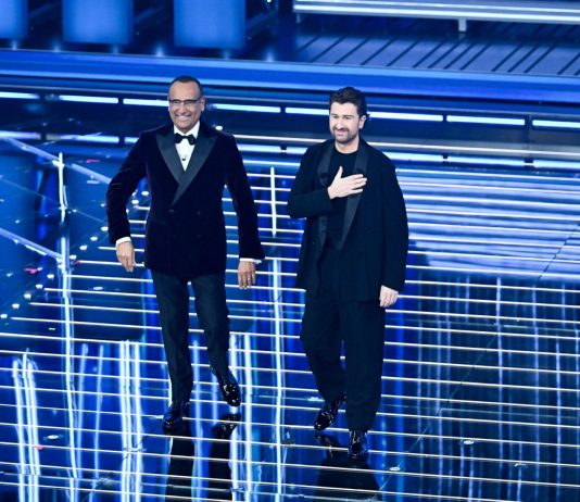 Sanremo 2026, al via la serata delle cover e dei duetti. Bianca Balti torna all’Ariston, Siani ospite a sorpresa