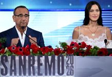Sanremo 2026, Conti “Poche donne in gara? Scelgo le canzoni”. Stasera Irina Shayk “Io femminista a modo mio”