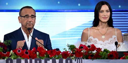 Sanremo 2026, Conti “Poche donne in gara? Scelgo le canzoni”. Stasera Irina Shayk “Io femminista a modo mio” / Video