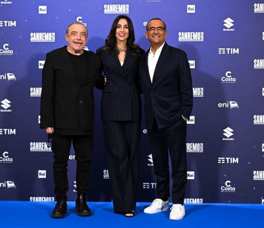 Sanremo, 65% di share per la serata delle cover. Oggi la finale, Conti: “Nel 2027 potrei esserci ancora io…lo dirò staserà”