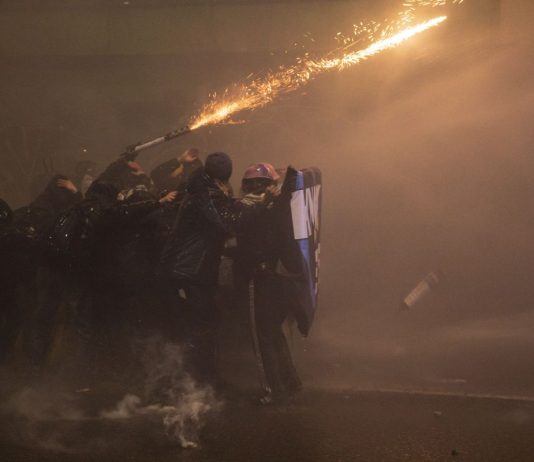 Corteo a Milano, lancio di fumogeni e petardi dai manifestanti. Poi scontri con la polizia / Video