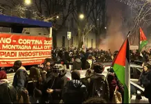 Corteo a Milano contro i Giochi, presenti circa 10mila persone. Fermati 6 antagonisti dopo gli scontri / Video