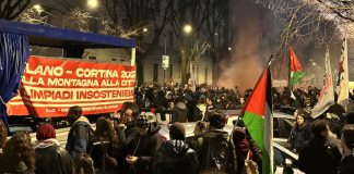 Corteo a Milano contro i Giochi, presenti circa 10mila persone. Fermati 6 antagonisti dopo gli scontri / Video