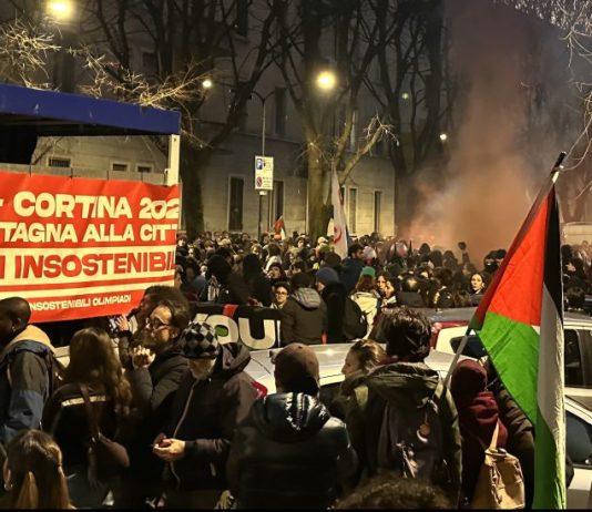 Corteo a Milano contro i Giochi, presenti circa 10mila persone. Fermati 6 antagonisti dopo gli scontri / Video