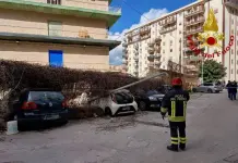 A Palermo un muro crolla su alcune auto parcheggiate, un ferito
