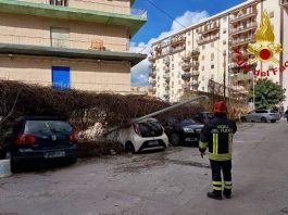A Palermo un muro crolla su alcune auto parcheggiate, un ferito