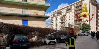 A Palermo un muro crolla su alcune auto parcheggiate, un ferito