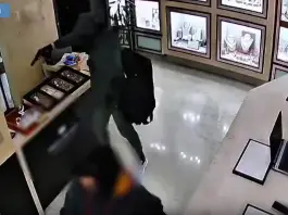 Rapine seriali a mano armata tra gioiellerie e uffici postali, due arresti a Roma