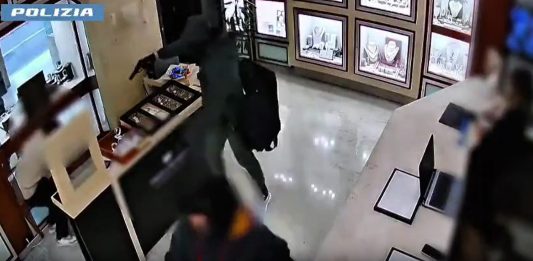 Rapine seriali a mano armata tra gioiellerie e uffici postali, due arresti a Roma