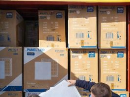 Maxi sequestro di pannelli led contraffatti a Gioia Tauro, una denuncia