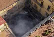Il teatro Sannazaro di Napoli distrutto dalle fiamme, evacuati 22 appartamenti. La Procura apre un’inchiesta per incendio colposo