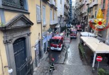 Incendio in pieno centro a Napoli, in fiamme il teatro Sannazaro