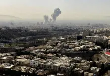 Israele e Usa attaccano l’Iran, dubbi sulla sorte di Khamenei. Colpita una scuola: 85 i morti. Teheran risponde con attacchi nel Golfo