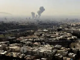 Israele e Usa attaccano l’Iran. Trump “Khamenei è morto, uno dei più malvagi della storia”. Droni sugli aeroporti di Dubai e Abu Dhabi