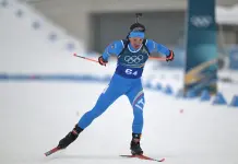 Biathlon, Giacomel si ritira per un dolore al costato a metà mass start mentre era in testa: oro al norvegese Dale