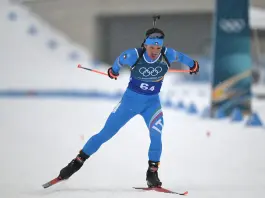 Biathlon, Giacomel si ritira per un dolore al costato a metà mass start mentre era in testa: oro al norvegese Dale