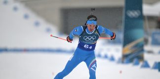 Biathlon, Giacomel si ritira per un dolore al costato a metà mass start mentre era in testa: oro al norvegese Dale