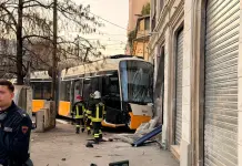 Tram deraglia a Milano e si schianta contro un palazzo, un morto e 20 feriti gravi / Foto