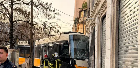 Tram deraglia a Milano e si schianta contro un palazzo, 2 morti e diversi feriti / Foto e Video