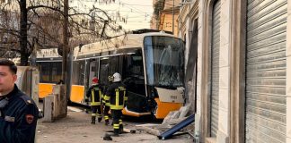 Tram deraglia a Milano, 2 morti e 48 feriti. Sala “Non pare questione tecnica, ma del conducente” / Foto e Video
